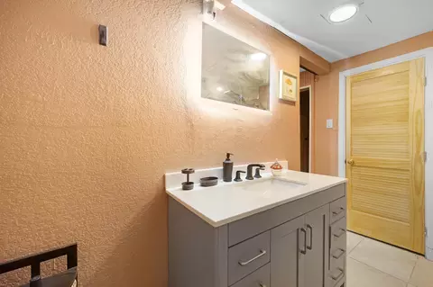 Bath - 3746 Park Ave, Big Pine Key, FL 33043 photo 2 of 7