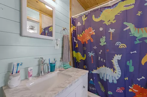 Bath - 3746 Park Ave, Big Pine Key, FL 33043 photo 5 of 7