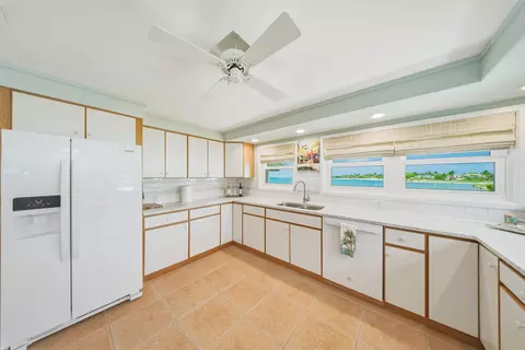 Kitchen - 23 Treasure Rd, Marathon, FL 33050 photo 3 of 7