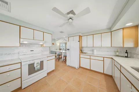 Kitchen - 23 Treasure Rd, Marathon, FL 33050 photo 4 of 7