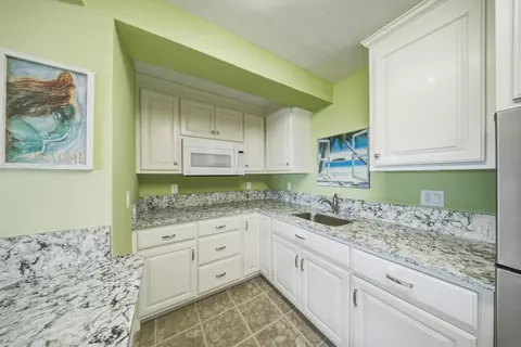 Kitchen - 23 Treasure Rd, Marathon, FL 33050 photo 7 of 7