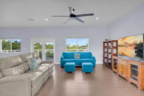 Living - 217 Bruce Ct, Marathon, FL 33050 photo 2 of 3