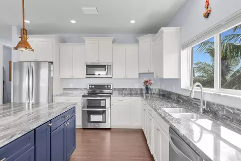Kitchen - 217 Bruce Ct, Marathon, FL 33050 photo 6 of 7