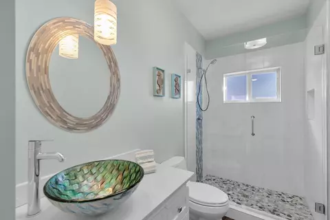 Bath - 217 Bruce Ct, Marathon, FL 33050 photo 1 of 3