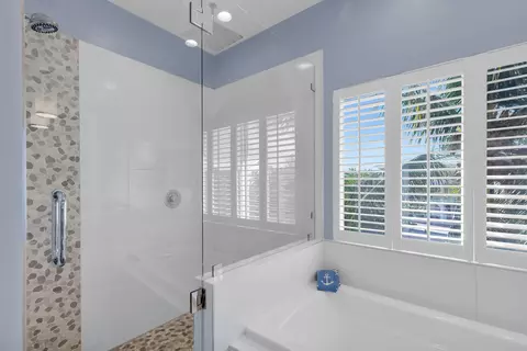 Bath - 217 Bruce Ct, Marathon, FL 33050 photo 3 of 3