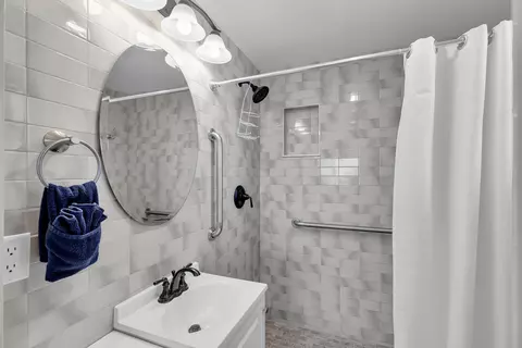 Bath - 741 9th St #KEY colony, Key Colony Beach, FL 33051 photo 1 of 3