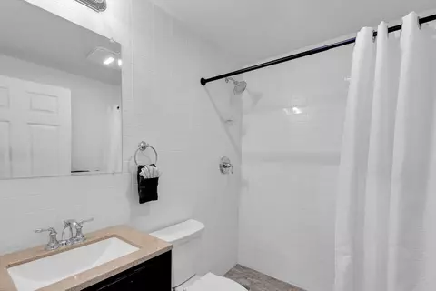 Bath - 741 9th St #KEY colony, Key Colony Beach, FL 33051 photo 3 of 3