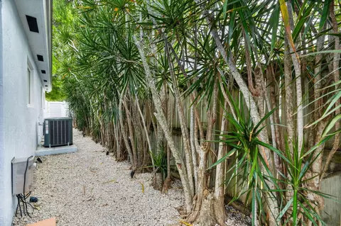 Exterior - 8 N End Rd, Key Largo, FL 33037 photo 8 of 9