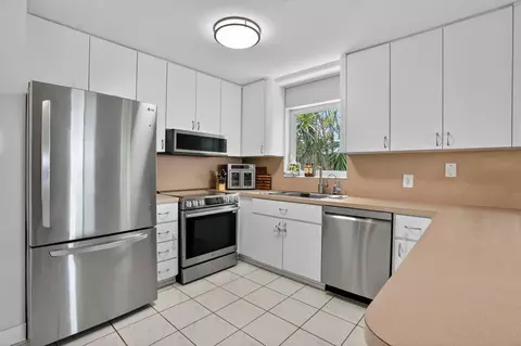 Kitchen - 8 N End Rd, Key Largo, FL 33037 photo 2 of 5