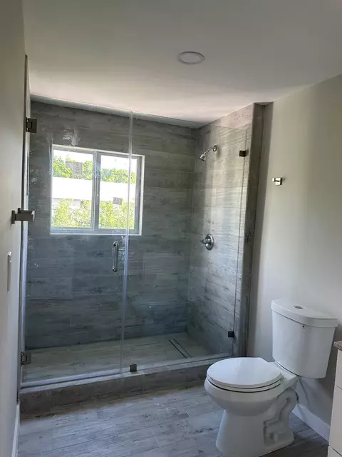 Bath - 35 Atlantic Dr, Key Largo, FL 33037 photo 3 of 3