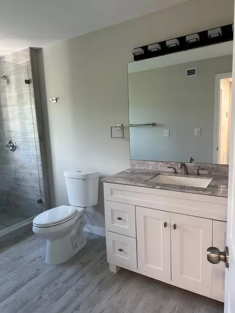 Bath - 35 Atlantic Dr, Key Largo, FL 33037 photo 2 of 3