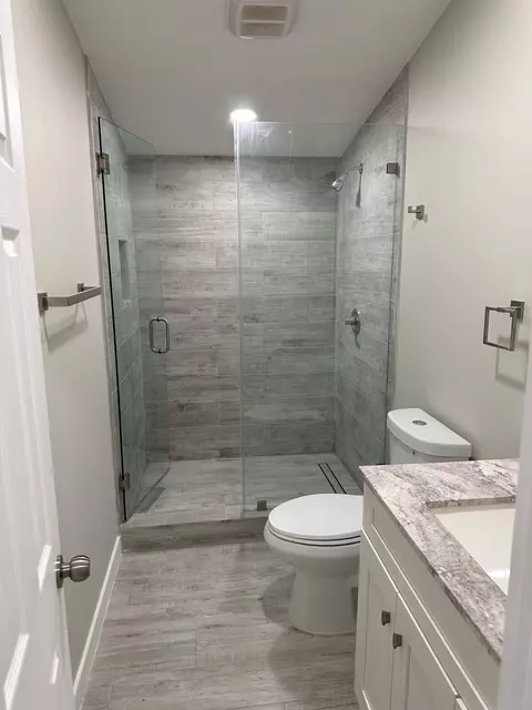 Bath - 35 Atlantic Dr, Key Largo, FL 33037 photo 1 of 3