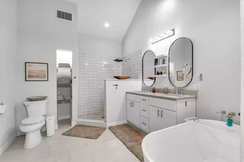 Bath - 24 Mutiny Pl, Key Largo, FL 33037 photo 2 of 6