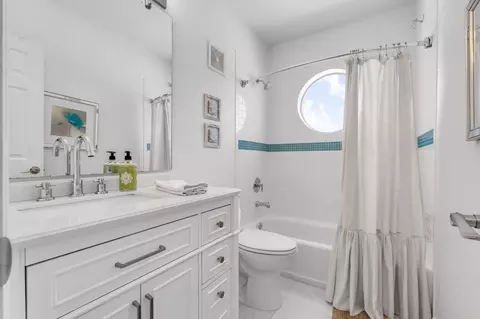 Bath - 24 Mutiny Pl, Key Largo, FL 33037 photo 5 of 6