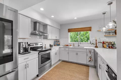Kitchen - 24 Mutiny Pl, Key Largo, FL 33037 photo 2 of 3