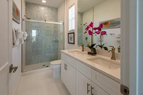 Bath - 101 Avenue D, Marathon, FL 33050 photo 2 of 3