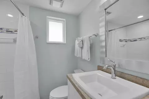 Bath - 281 291 10th St #KEY colony, Key Colony Beach, FL 33051 photo 4 of 4