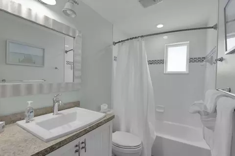 Bath - 281 291 10th St #KEY colony, Key Colony Beach, FL 33051 photo 1 of 4