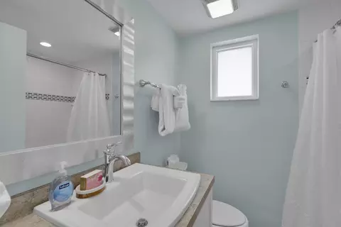 Bath - 281 291 10th St #KEY colony, Key Colony Beach, FL 33051 photo 2 of 4