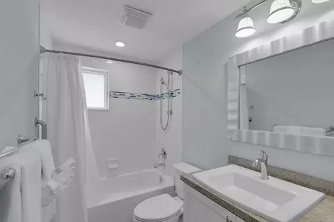 Bath - 281 291 10th St #KEY colony, Key Colony Beach, FL 33051 photo 3 of 4