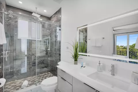 Bath - 835 Copa D Oro, Marathon, FL 33050 photo 1 of 5