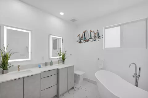 Bath - 835 Copa D Oro, Marathon, FL 33050 photo 2 of 5