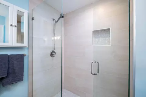Bath - 453 Lime Dr, Key Largo, FL 33037 photo 2 of 3