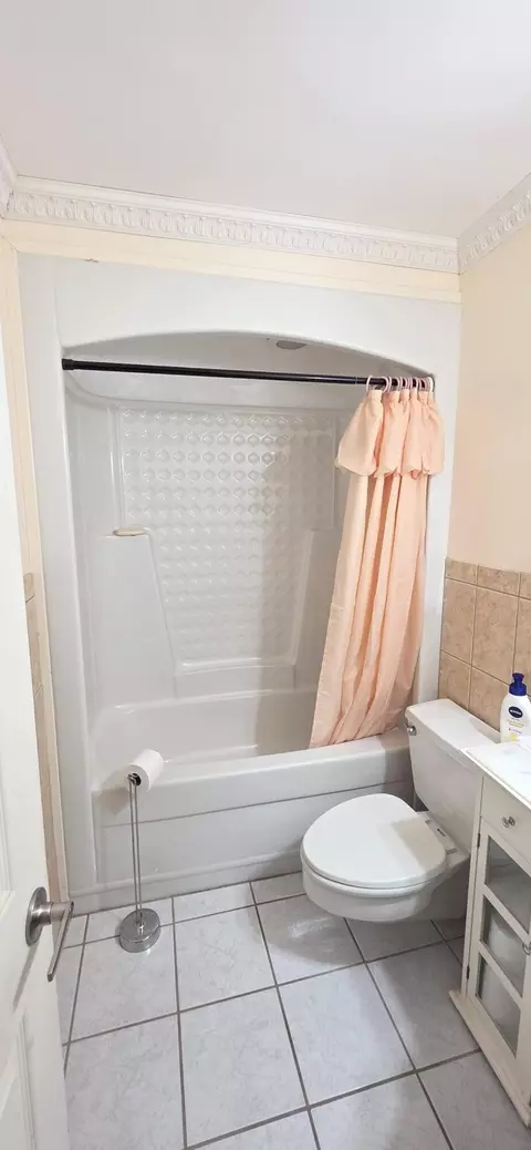 Bath - 8 Emerald Dr, Key West, FL 33040 photo 2 of 3