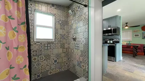 Bath - 813 2nd St, Key West, FL 33040 photo 2 of 4