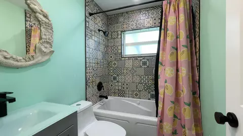 Bath - 813 2nd St, Key West, FL 33040 photo 3 of 4