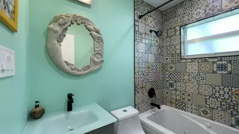 Bath - 813 2nd St, Key West, FL 33040 photo 4 of 4