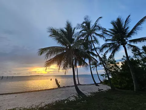 54 Sunset Rd, Key Largo, FL 33037