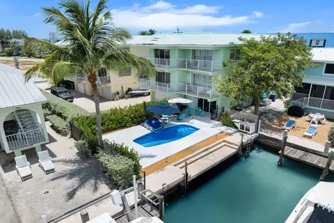Exterior - 315 E Ocean Dr, Key Colony, FL 33051 photo 3 of 4