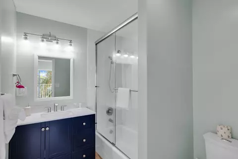 Bath - 315 E Ocean Dr, Key Colony, FL 33051 photo 2 of 3