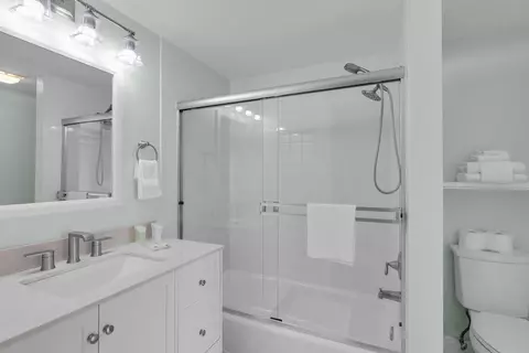 Bath - 315 E Ocean Dr, Key Colony, FL 33051 photo 1 of 3
