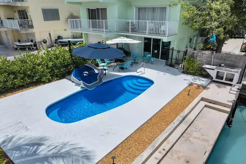 Exterior - 315 E Ocean Dr, Key Colony, FL 33051 photo 4 of 4