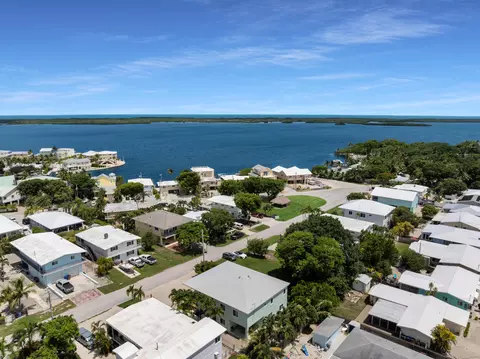 View/Area - 417 3rd St, Key Largo, FL 33037 photo 5 of 10