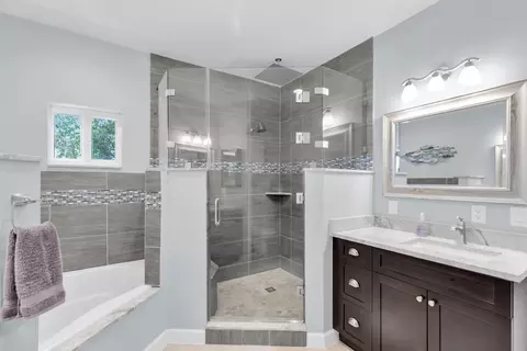 Bath - 417 3rd St, Key Largo, FL 33037 photo 3 of 5