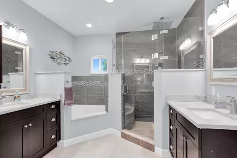 Bath - 417 3rd St, Key Largo, FL 33037 photo 2 of 5