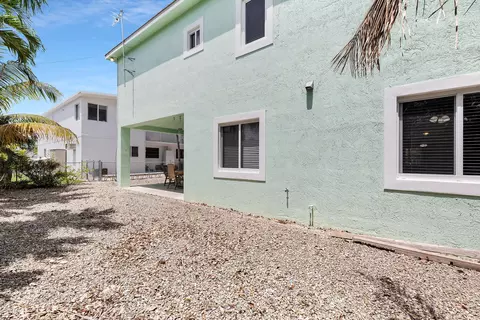Exterior - 417 3rd St, Key Largo, FL 33037 photo 7 of 10