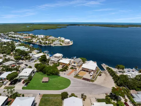 View/Area - 417 3rd St, Key Largo, FL 33037 photo 7 of 10