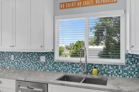 Kitchen - 417 3rd St, Key Largo, FL 33037 photo 4 of 7