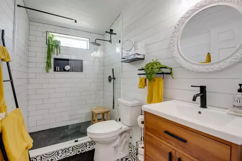Bath - 930 80th St, Marathon, FL 33050 photo 3 of 4