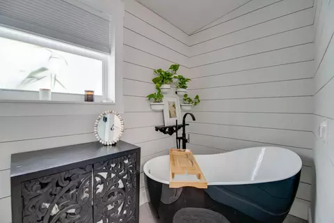 Bath - 930 80th St, Marathon, FL 33050 photo 1 of 4