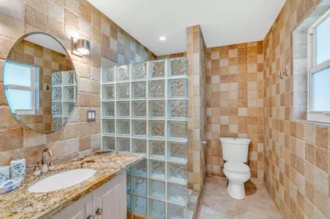 Bath - 581 10th St #KEY colony, Key Colony Beach, FL 33051 photo 1 of 6