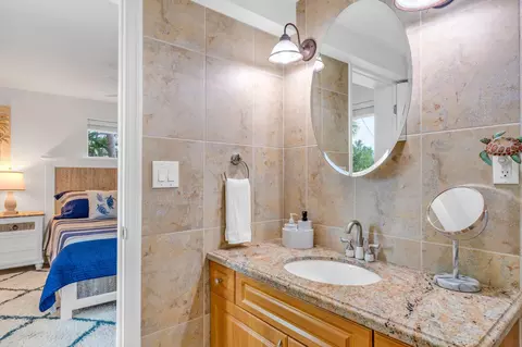 Bath - 581 10th St #KEY colony, Key Colony Beach, FL 33051 photo 5 of 6