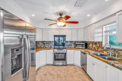 Kitchen - 581 10th St #KEY colony, Key Colony Beach, FL 33051 photo 1 of 3
