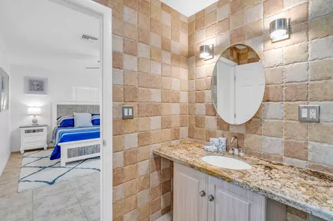 Bath - 581 10th St #KEY colony, Key Colony Beach, FL 33051 photo 2 of 6