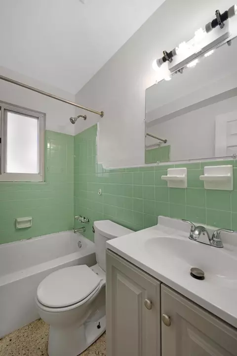 Bath - 1421-1425 2nd St, Key West, FL 33040 photo 3 of 4