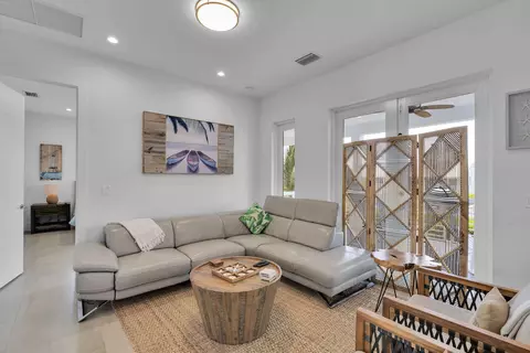 Living - 211 Bruce Ct, Marathon, FL 33050 photo 4 of 4